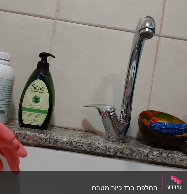 ברז כרום על שיש במטבח עם סבון ידיים